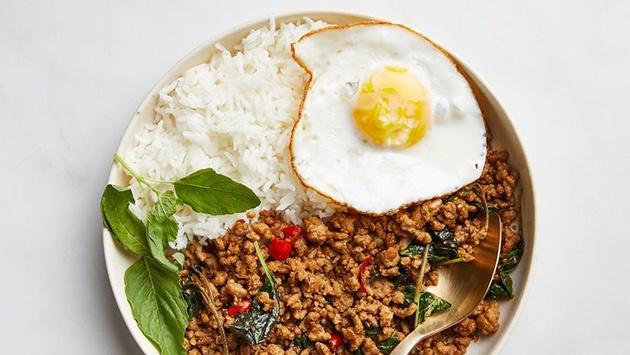 Giữ lửa lớn xuyên suốt để chảo không rơi nhiệt; nhiệt cao giúp tạo mùi khói nhẹ và màu đẹp. Tỏi ớt nên băm nhuyễn nhưng không quá mịn