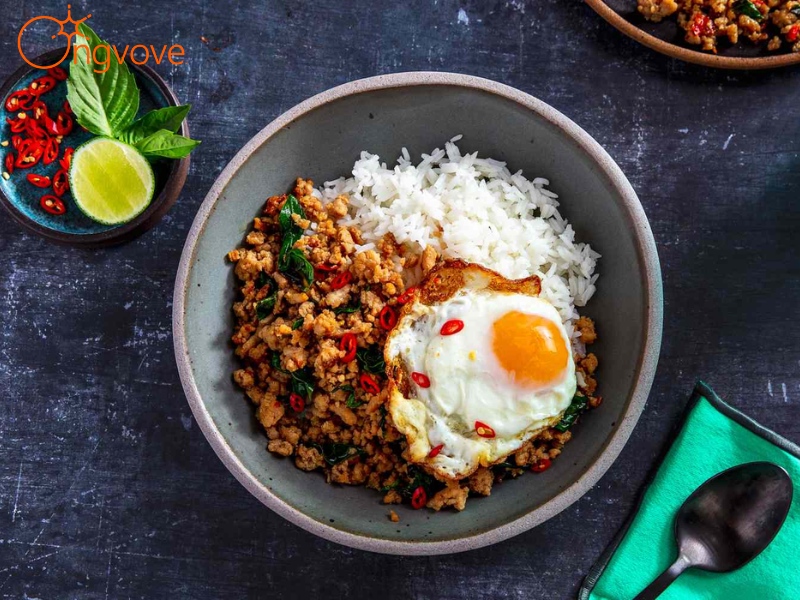 Pad Kra Pao là món xào nổi tiếng của Thái với hương húng quế bùng nổ và vị cay mặn ngọt hài hòa