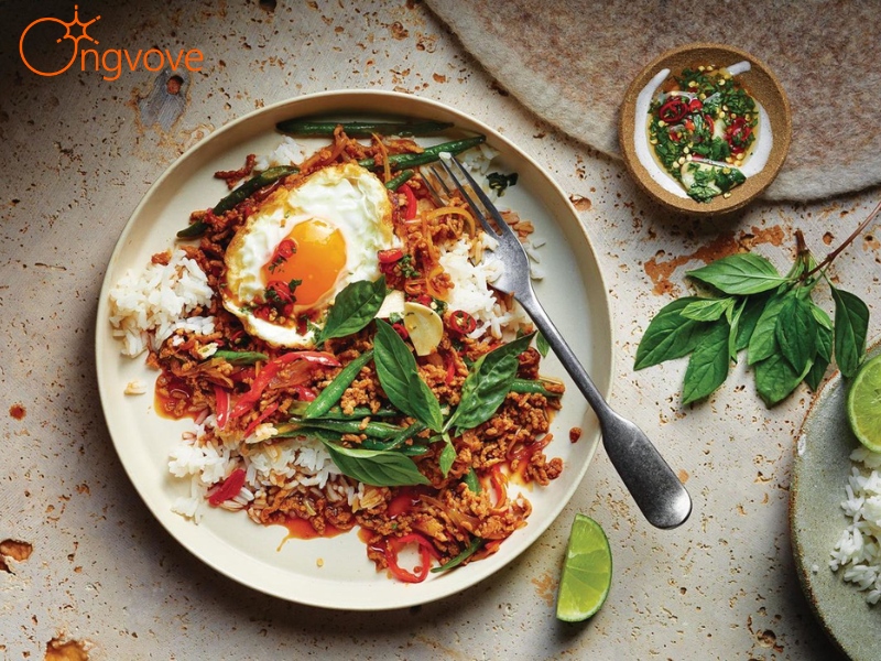 Cơm hạt dài để nguội nhẹ rồi hâm lại sẽ tơi; hạt cơm tơi giúp sốt bám đều mà không vón.